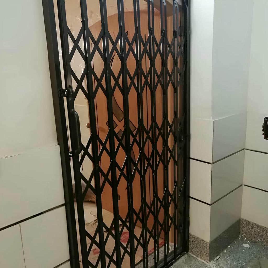 اجرای درب آکاردئونی مدرن مشکی فشرده