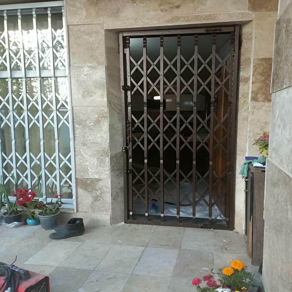 خدمات اندازهگیری حفاظ آکاردئونی درب واحد مسکونی