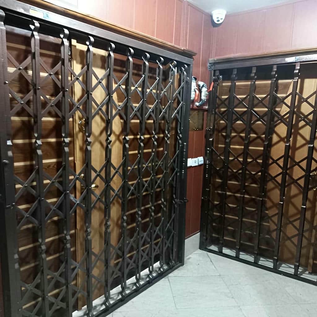 خرید درب آکاردئونی سفید طلایی تسمه پهن