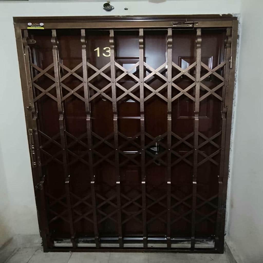 خدمات اندازه گیری درب آکاردئونی مشکی طلایی