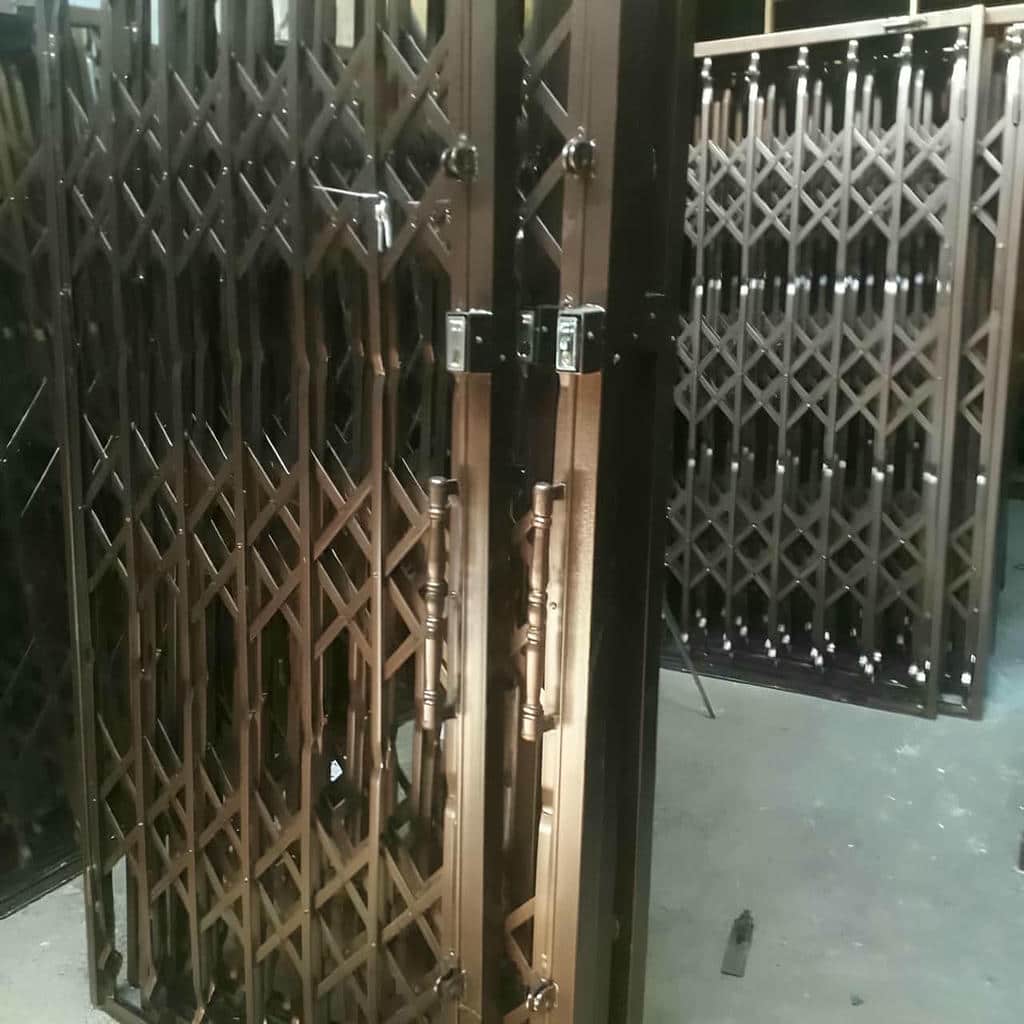 سفارش درب آکاردئونی مشکی طلایی گل دار