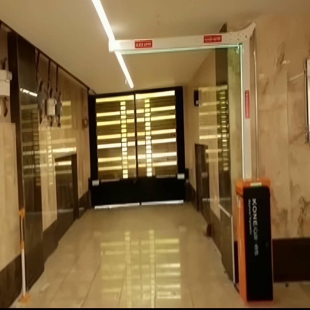 نصب راهبند بازویی LED دار در ورودی شبانه