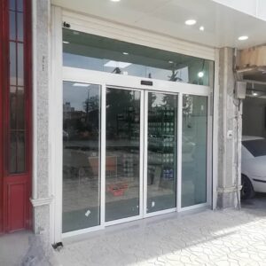 10 طرح درب اتوماتیک شیشه ای مدرن فریم مشکی