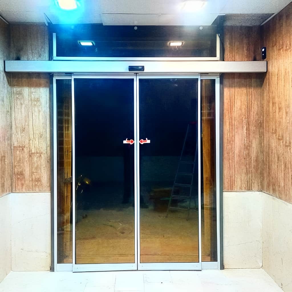 سفارش درب شیشه ای اتوماتیک کشویی دو لت فریم‌لس