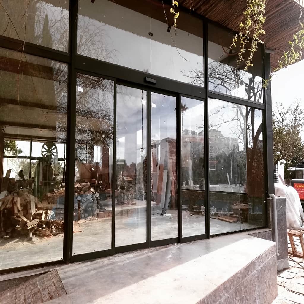 نصب درب اتوماتیک شیشه ای هتل برای عبور چمدان