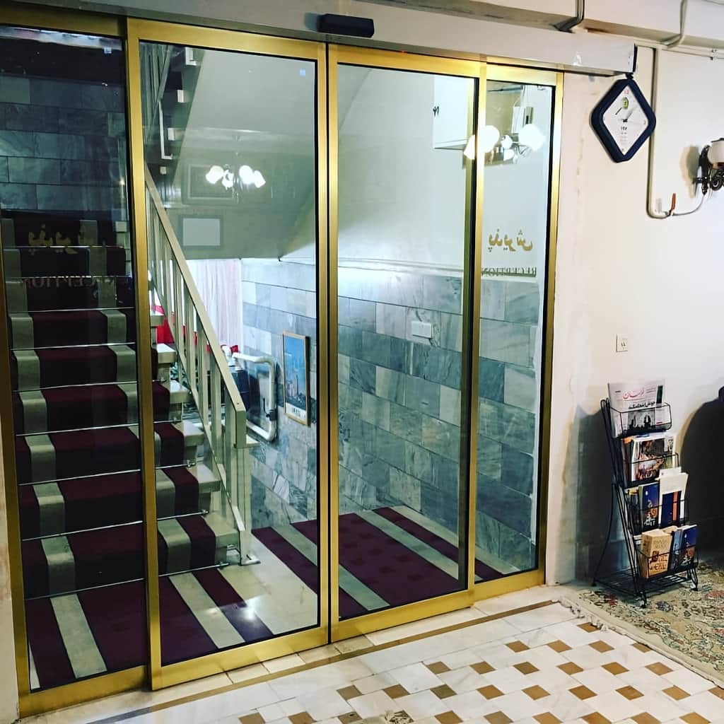نصب درب اتوماتیک کشویی دو لت با شیشه شفاف