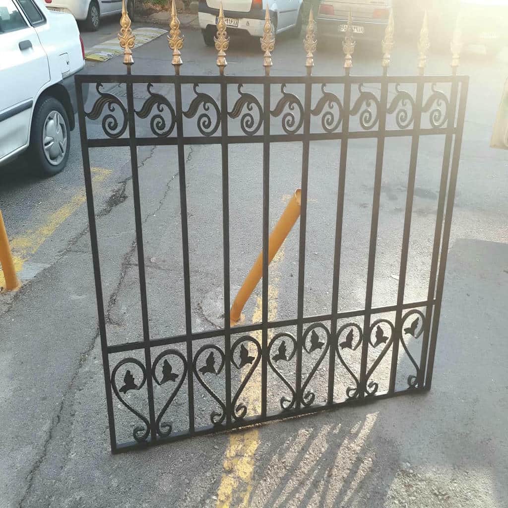 نصب حفاظ پنجره پروفیلی قوس‌دار روی دهانه همکف