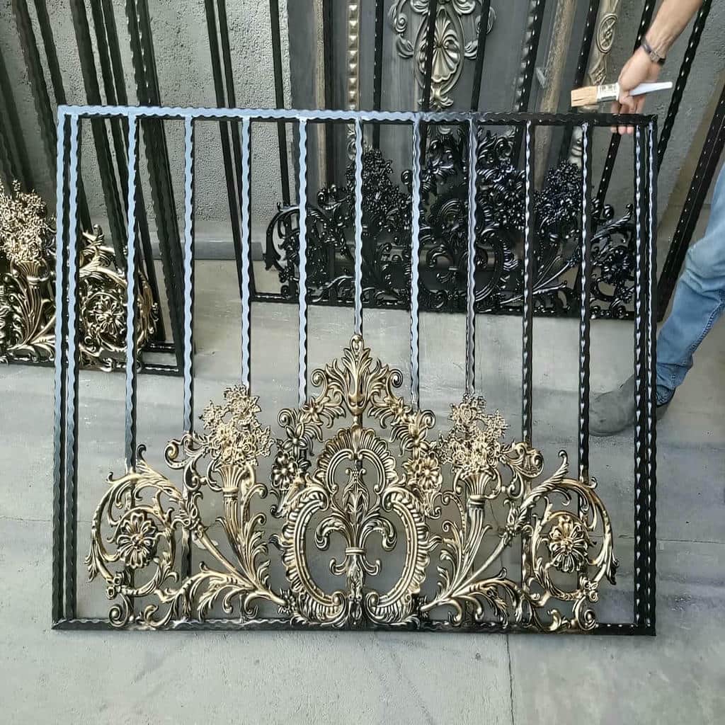 اجرای حفاظ پنجره قوطی آهنی روی نما
