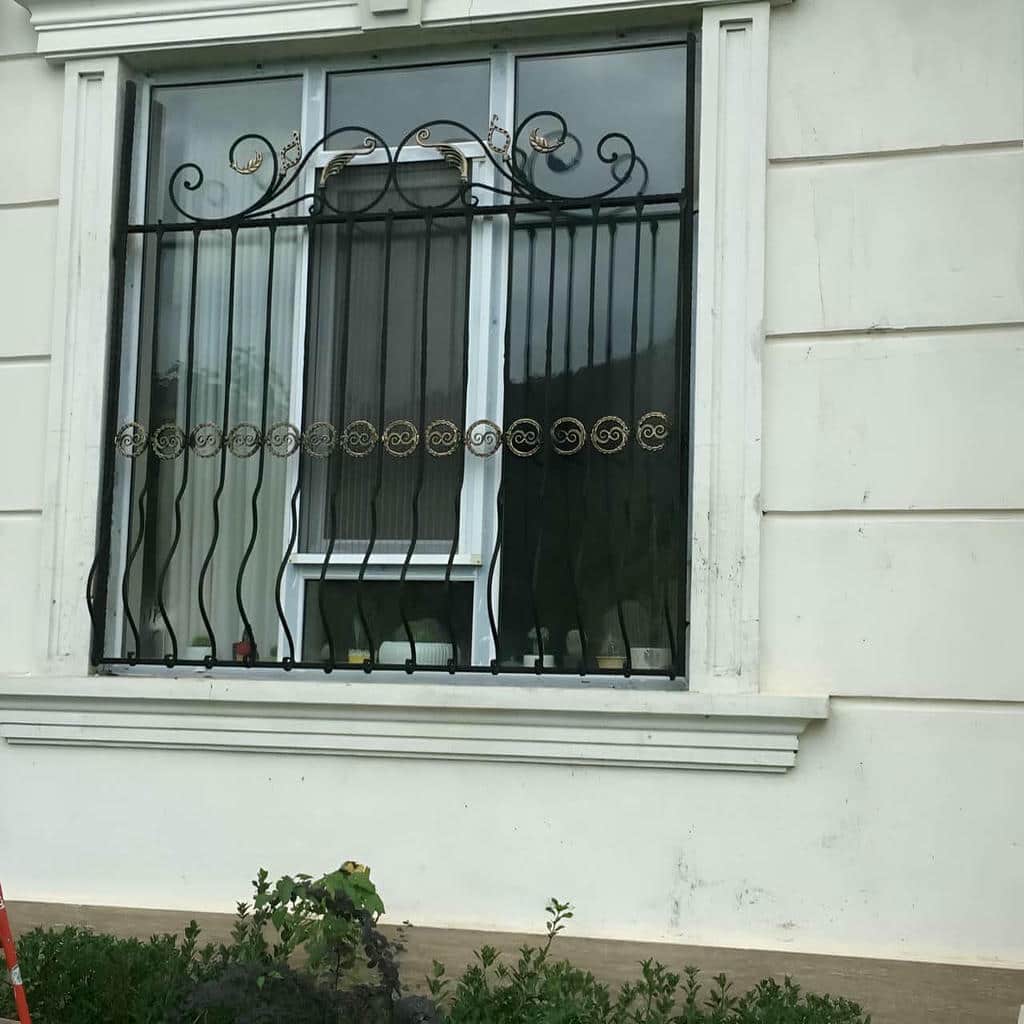 اجرای حفاظ پنجره جای گلدان دار روی نما