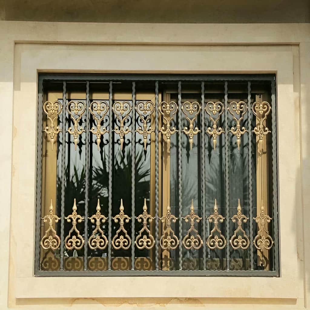 اجرای حفاظ پنجره مشکی طلایی روی نما