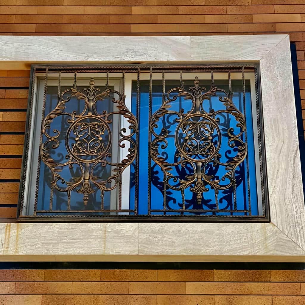 اجرای حفاظ پنجره سفید طلایی روی نمای سنگ