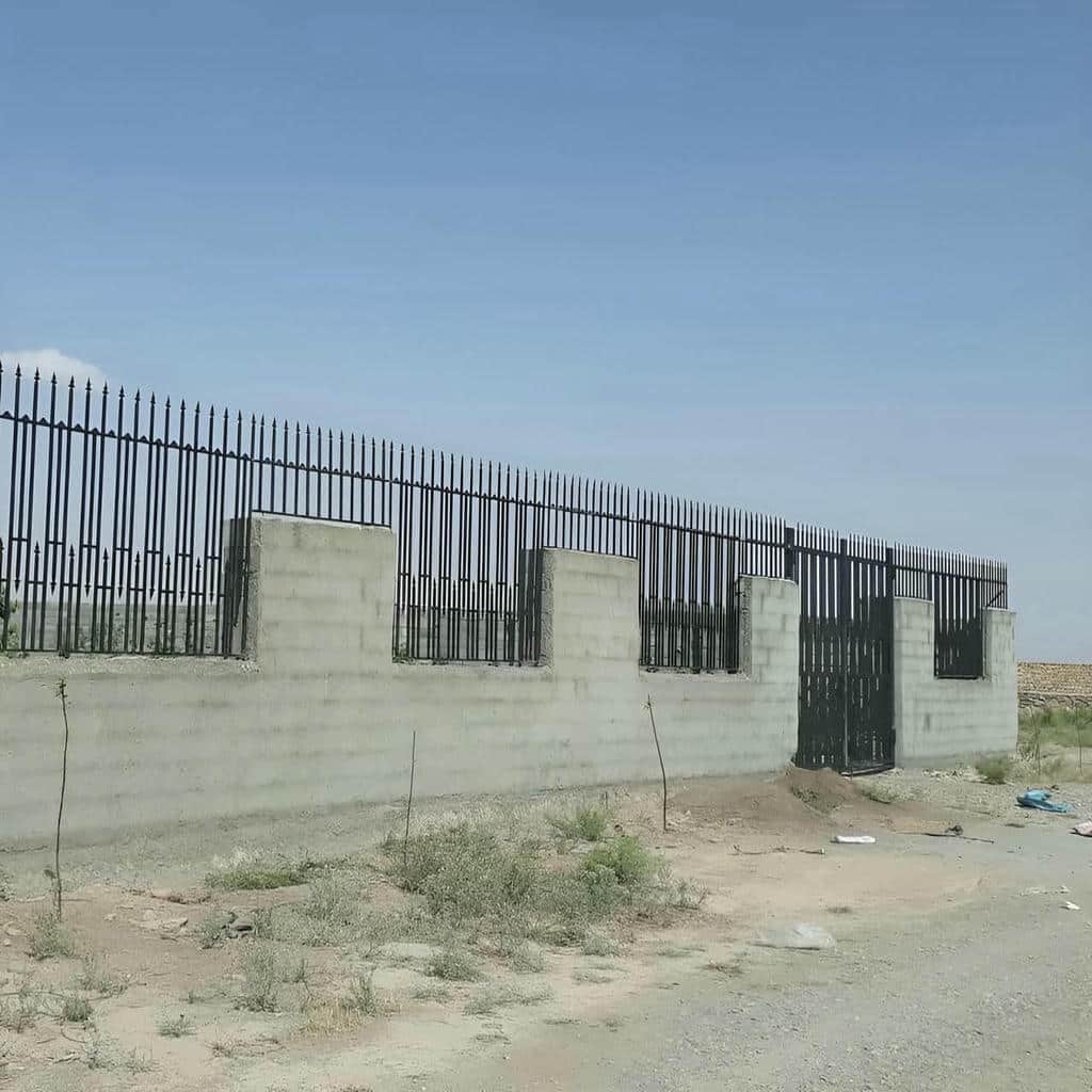 خدمات نصب حفاظ سرنیزه ای روی تاج دیوار