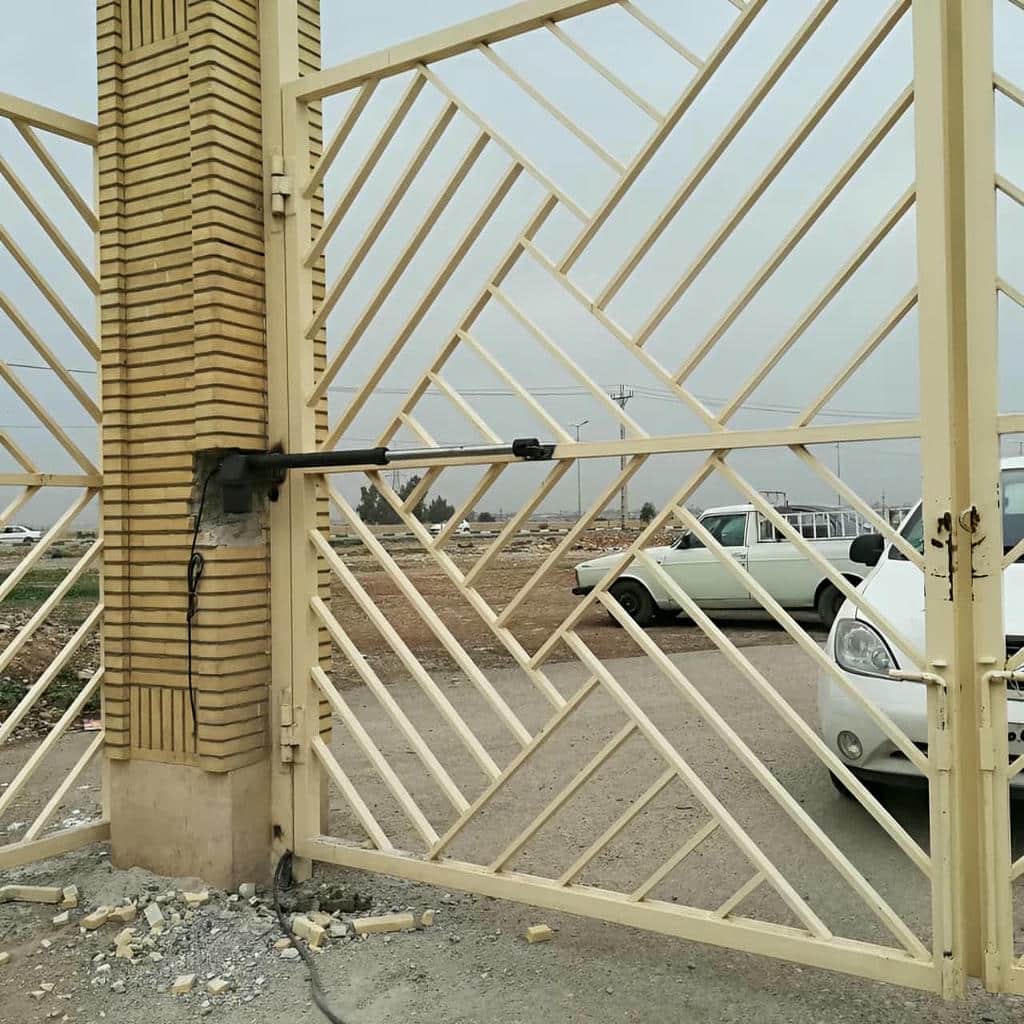 سفارش درب برقی حیاط لولایی با طرح فرفورژه