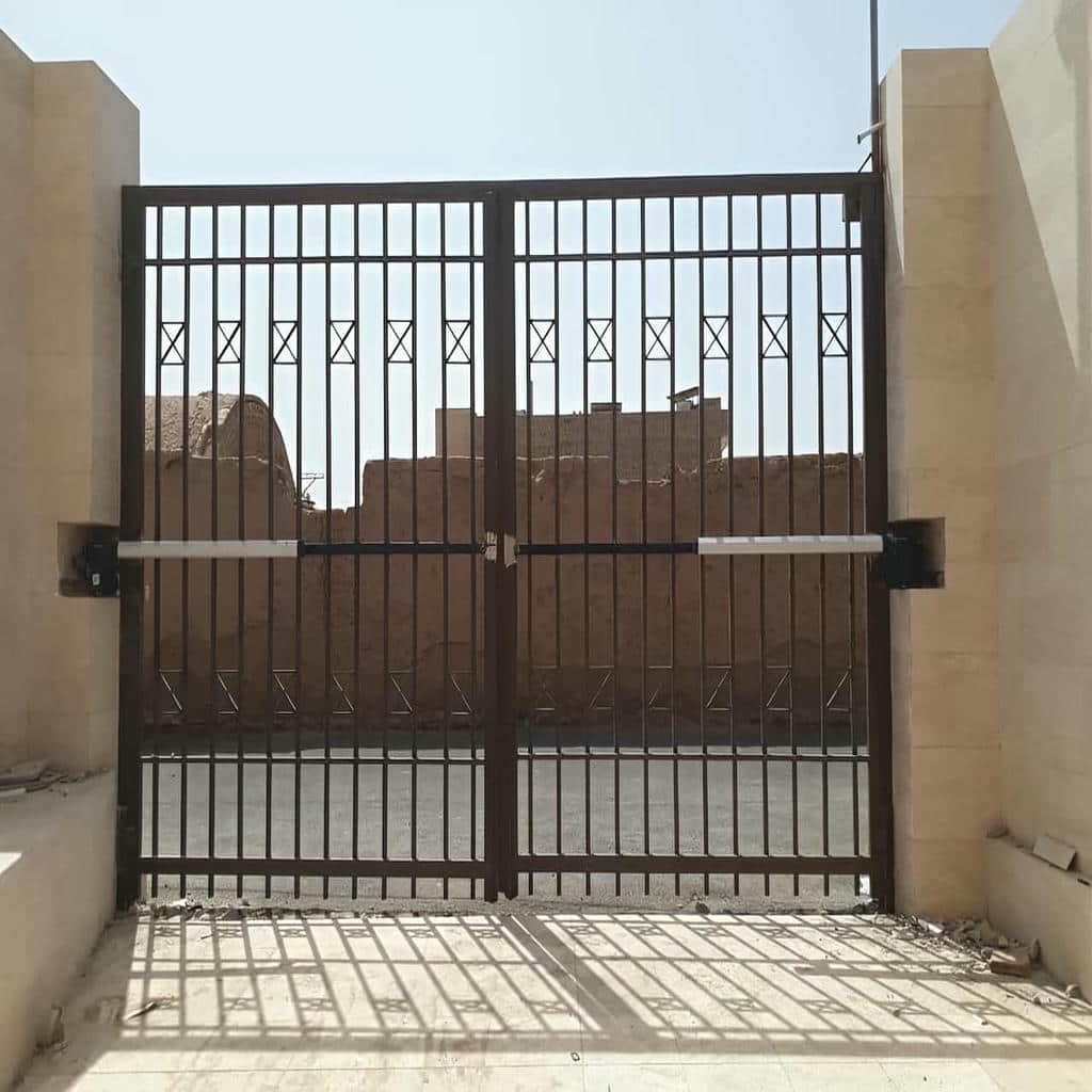 خدمات تنظیم جک درب دو لنگه لولایی پس از نصب