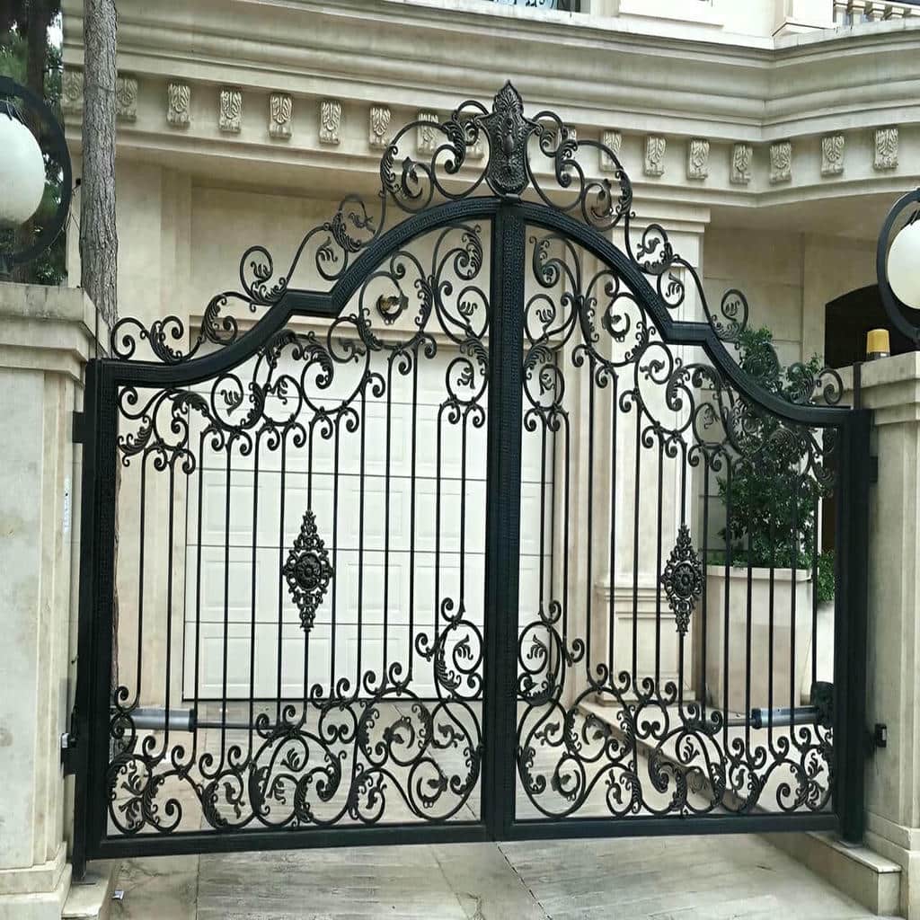 اجرای درب حیاط قاب فلزی نامتقارن