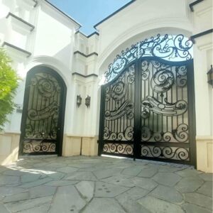 6 نمونه درب حیاط فرفورژه نمای رومی