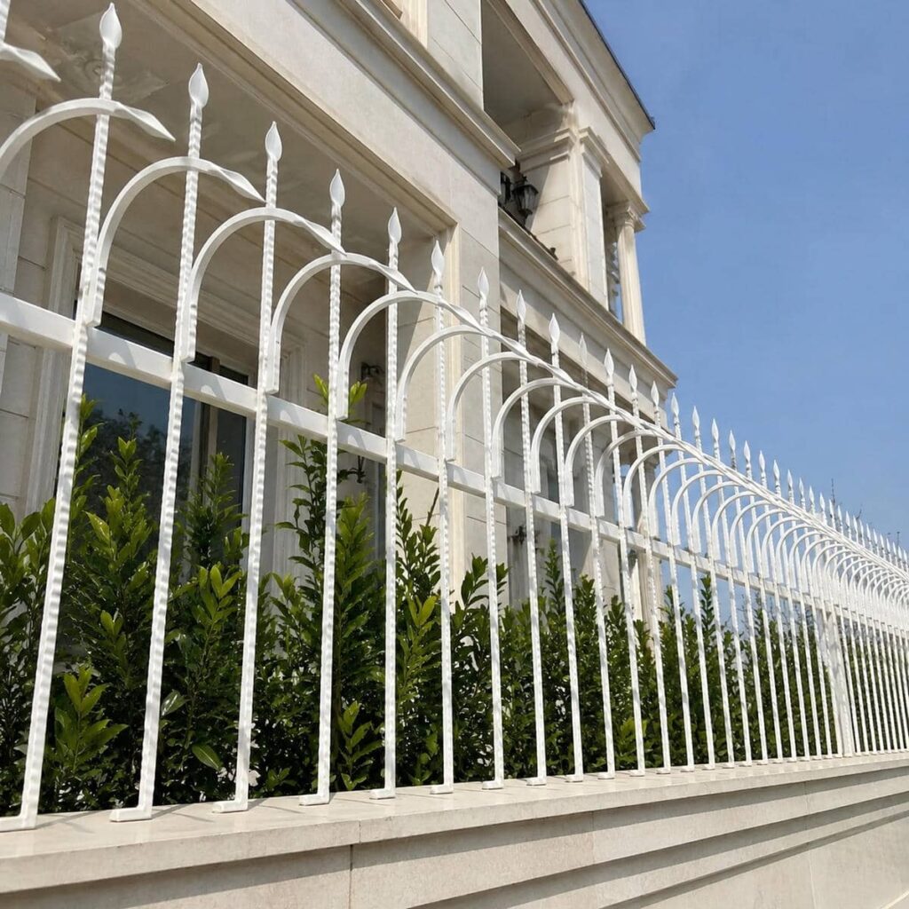 خرید حفاظ روی دیوار حیاط مسکونی