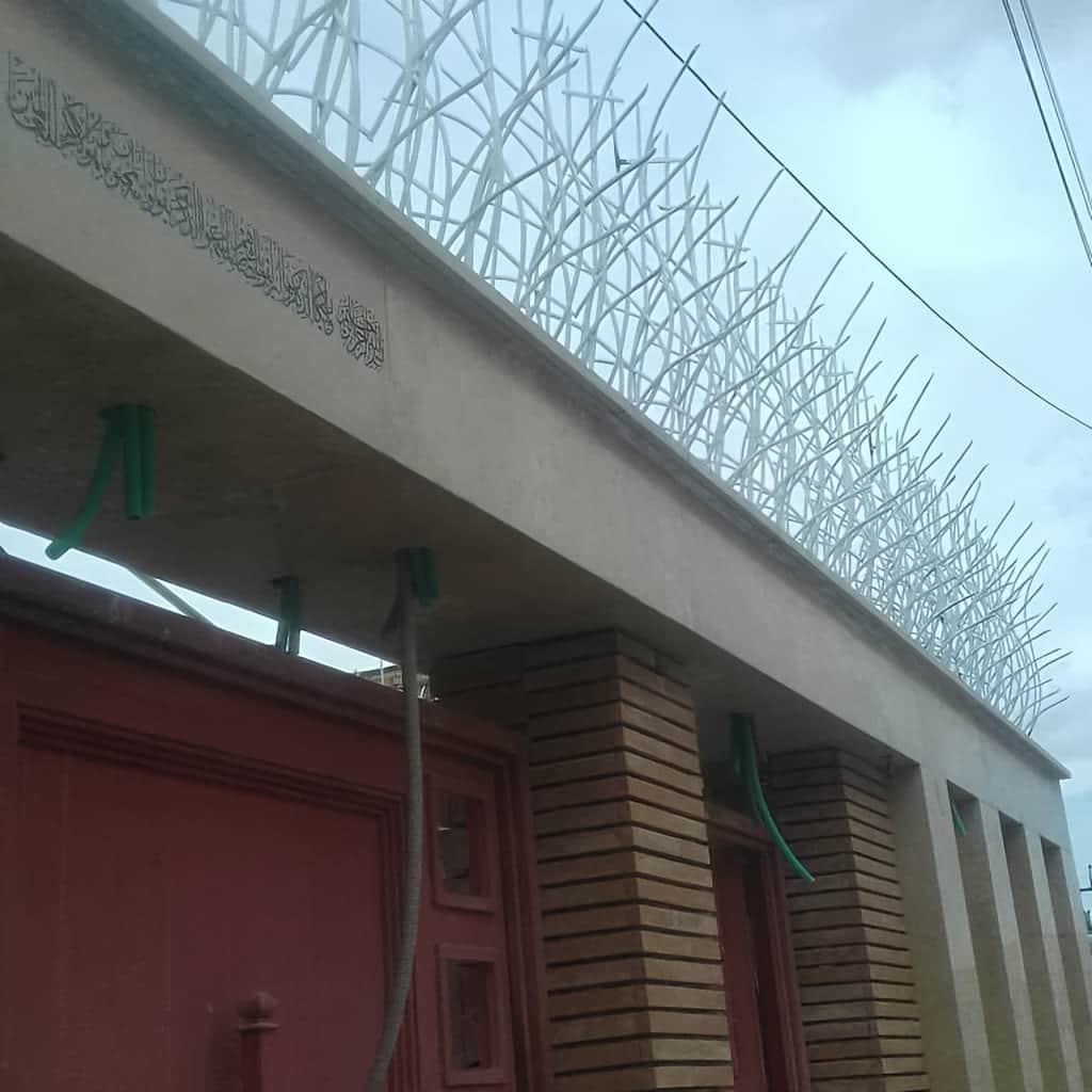 حفاظ فلزی با میلگرد مستحکم دیوار